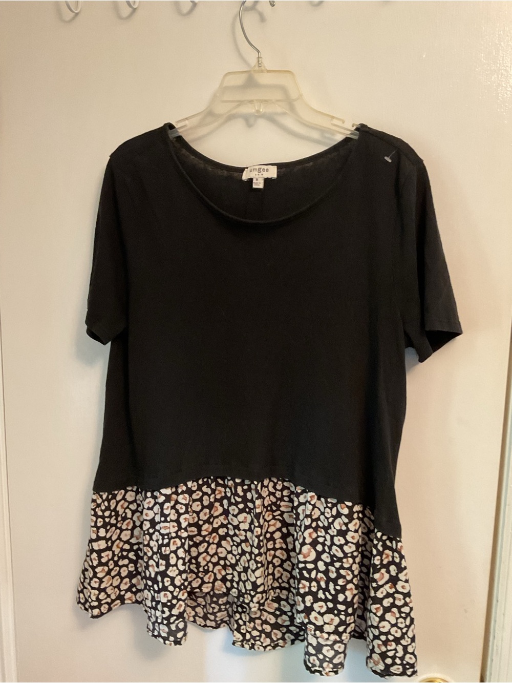 Umgee Black Short-Sleeve Top with Printed Hem
Size Medium